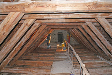 Holzschutzarbeiten im Dachstuhl der Kirche Klzow